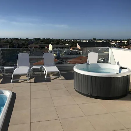 Appartement Sleek Modern With A Rooftop Pool *