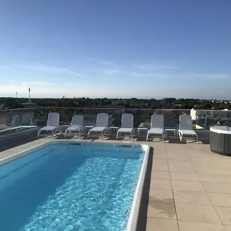 Sleek Modern With A Rooftop Pool بيبيوني